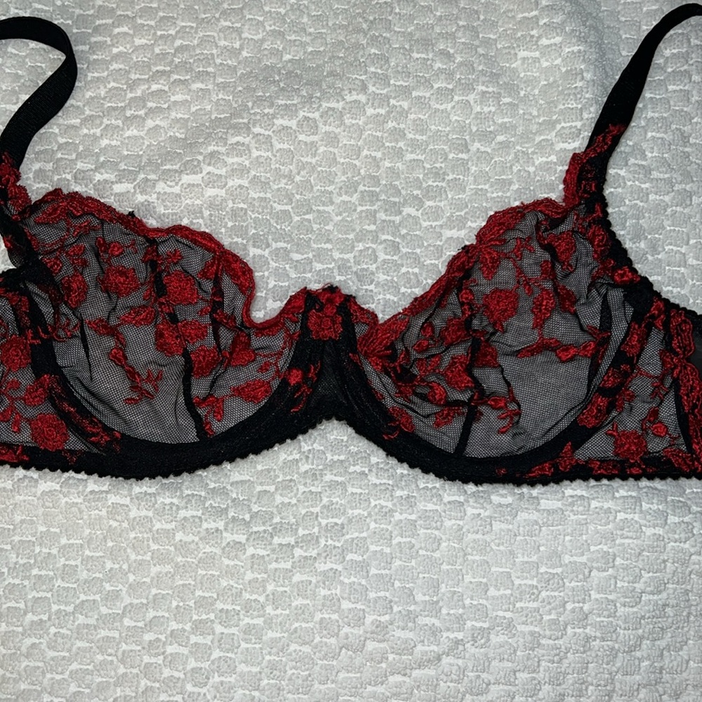 Gently used Victoria’s Secret Demi Bra red/black 34C back close adjustable strap